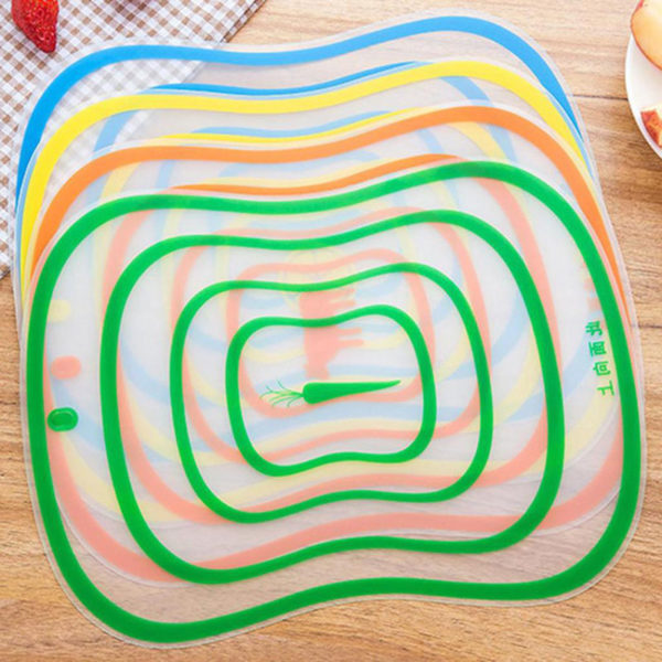 Set of 4 flexible and colorful cutting mats