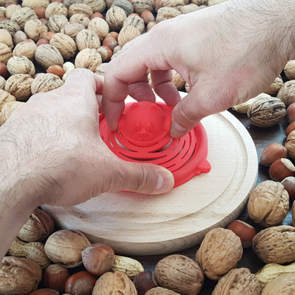 The Magic Nutcracker – NutSmasher | Red